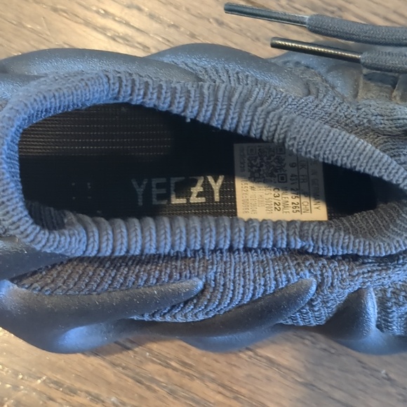 Men's Adidas Yeezy Sneakers, Size 9 - Picture 3 of 4